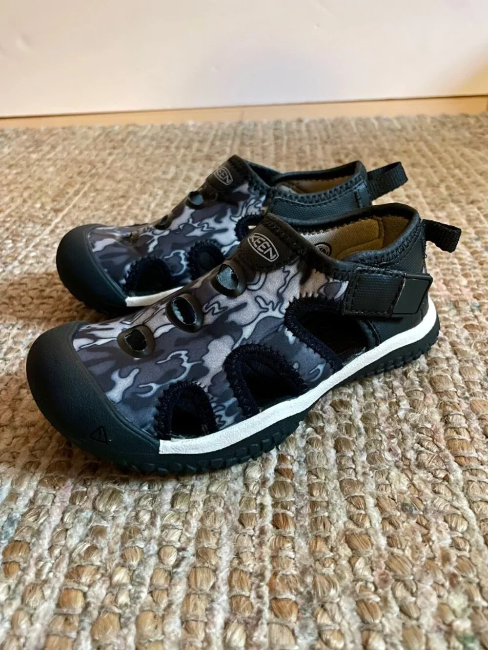 KEEN Stingray Kids Water Shoes Size 10 Toddler Black Gray Camo Sandals Mint